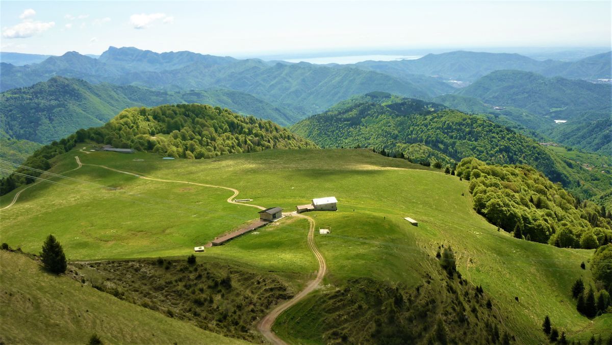 In Vetta al Monte Ario tra Sconfinati Orizzonti (BS) In Vetta al Monte Ario tra Sconfinati Orizzonti (BS) desktop picture