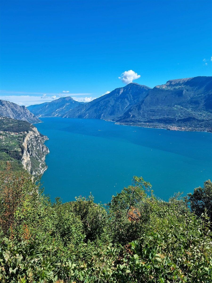 Trekking a picco sul Lago di Garda: il Monte Cas desktop picture