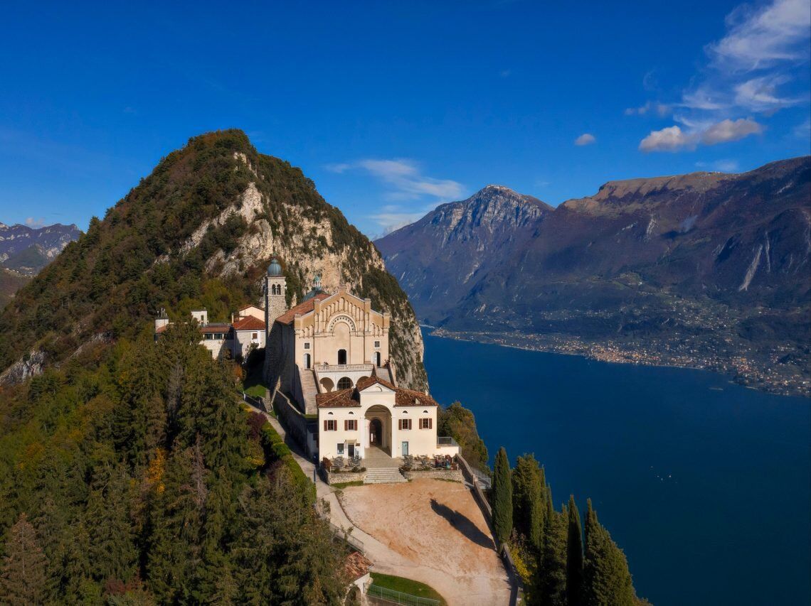 Trekking a picco sul Lago di Garda: il Monte Cas desktop picture