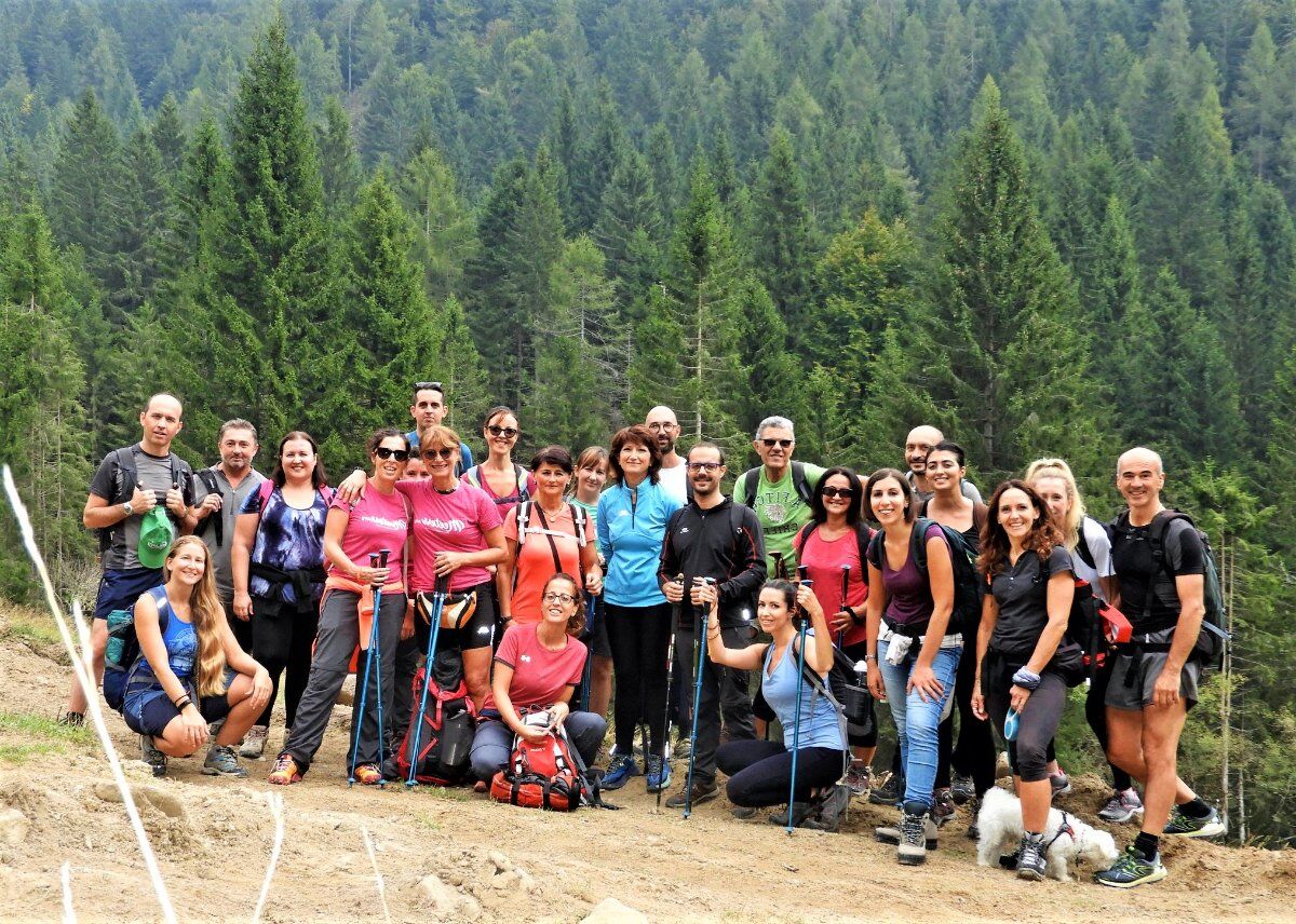 Trekking all'Alpe Corte Bassa con vista panoramica Trekking all'Alpe Corte Bassa con vista panoramica desktop picture