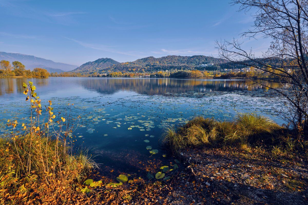 I Laghi di Revine: Un’Azzurra Pennellata nella Valmareno I Laghi di Revine: Un’Azzurra Pennellata nella Valmareno desktop picture