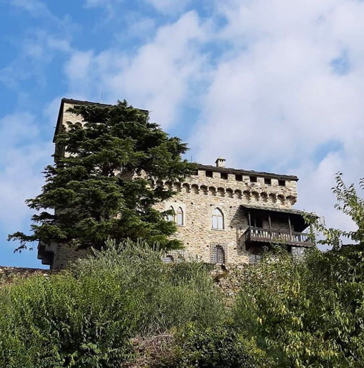 Lungo la Via Francigena, tra Vigneti e Roccaforti nel Canavese desktop picture