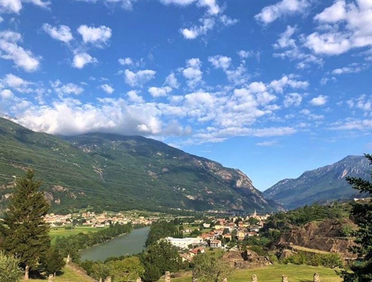 Lungo la Via Francigena, tra Vigneti e Roccaforti nel Canavese desktop picture