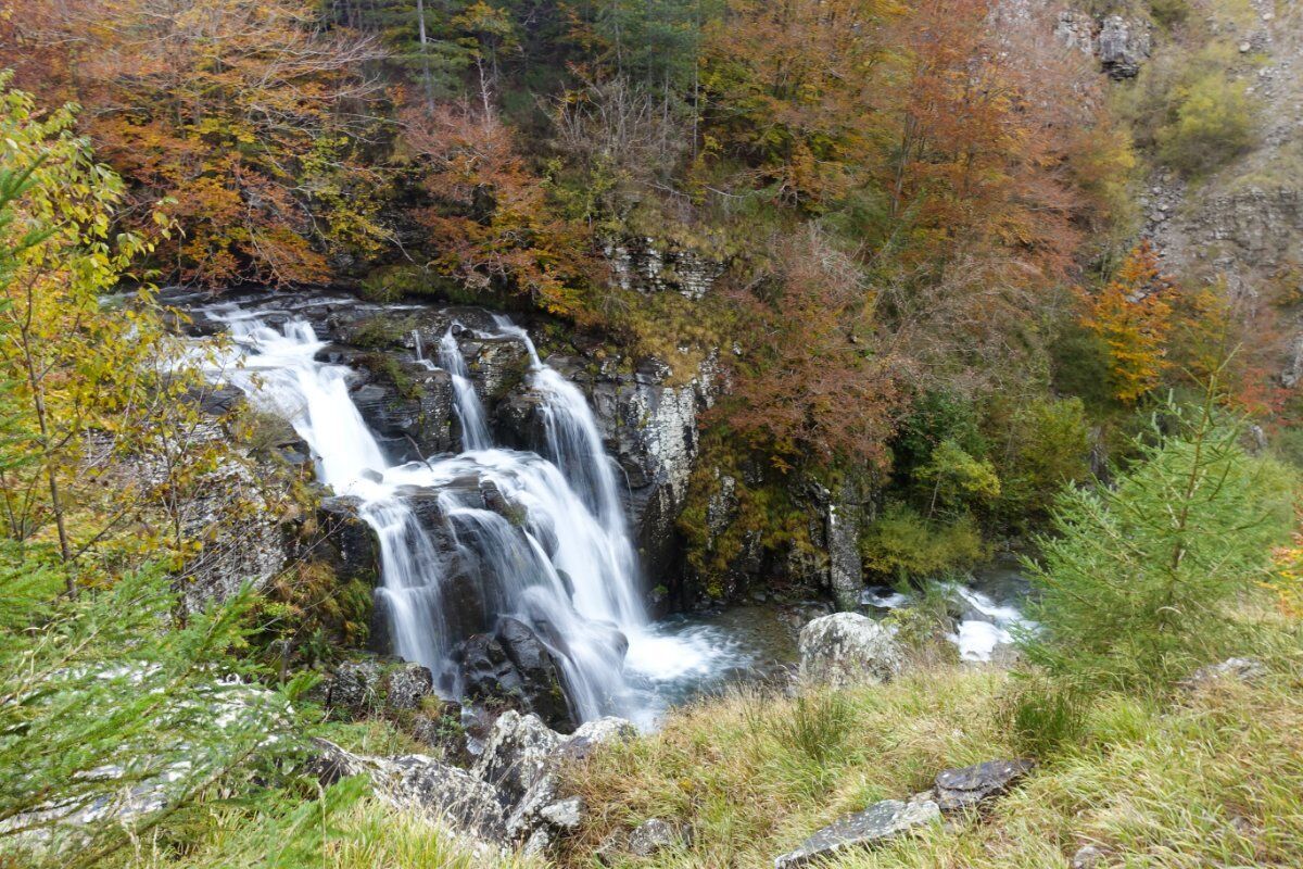 Itinerario inedito alle Cinque Cascate del Rio Valdarno desktop picture