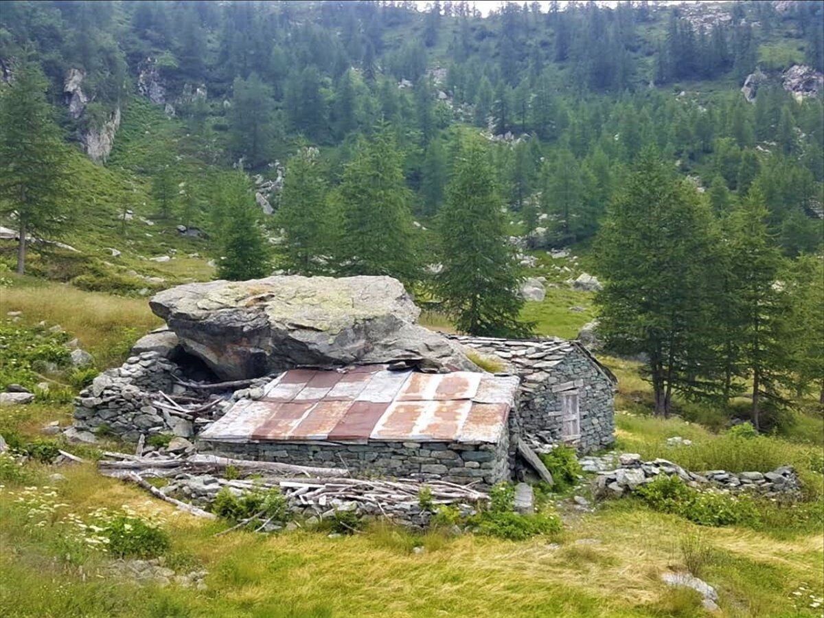 Trekking al Lago Afframont: Lo Specchio d’Acqua tra le Rocce Trekking al Lago Afframont: Lo Specchio d’Acqua tra le Rocce desktop picture