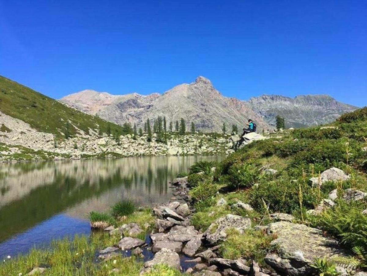 Trekking al Lago Afframont: Lo Specchio d’Acqua tra le Rocce Trekking al Lago Afframont: Lo Specchio d’Acqua tra le Rocce desktop picture