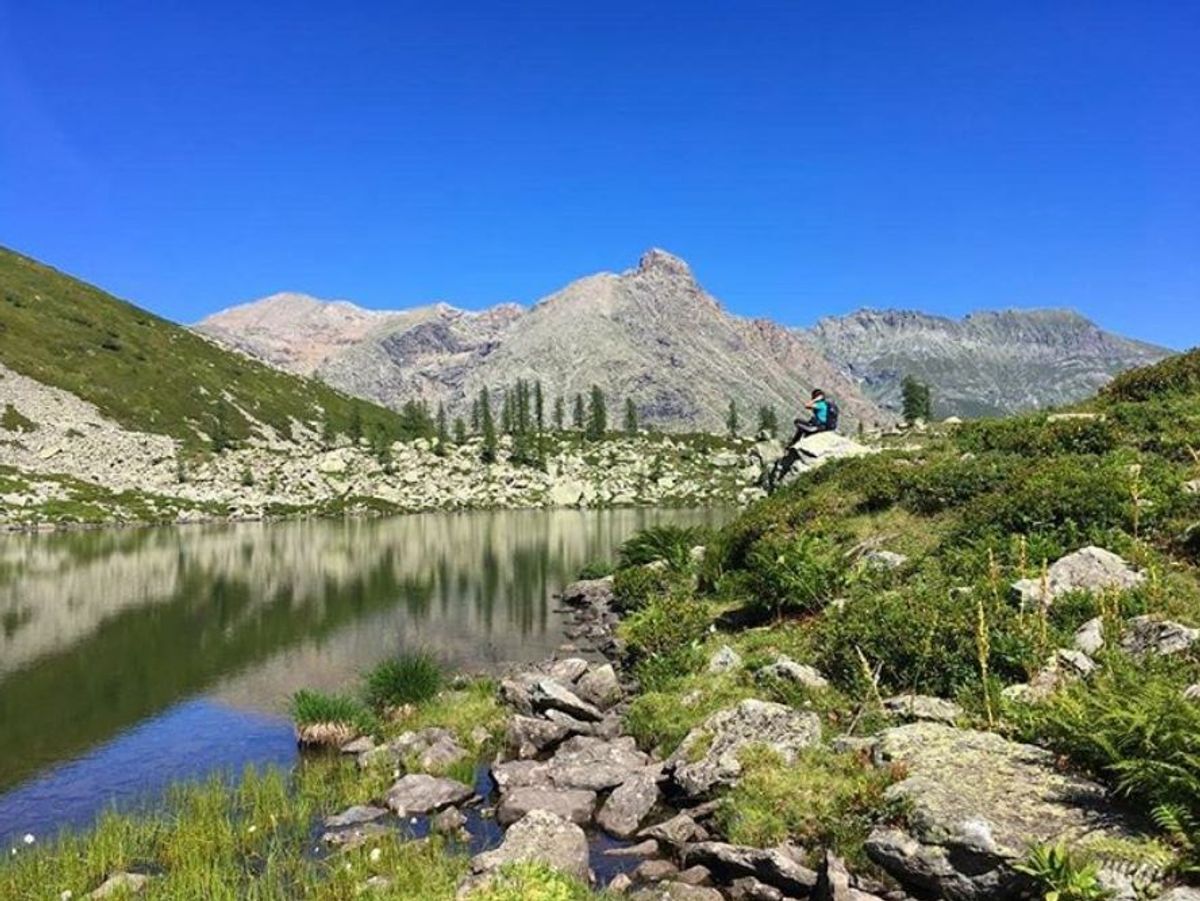 Trekking al Lago Afframont: Lo Specchio d’Acqua tra le Rocce desktop picture