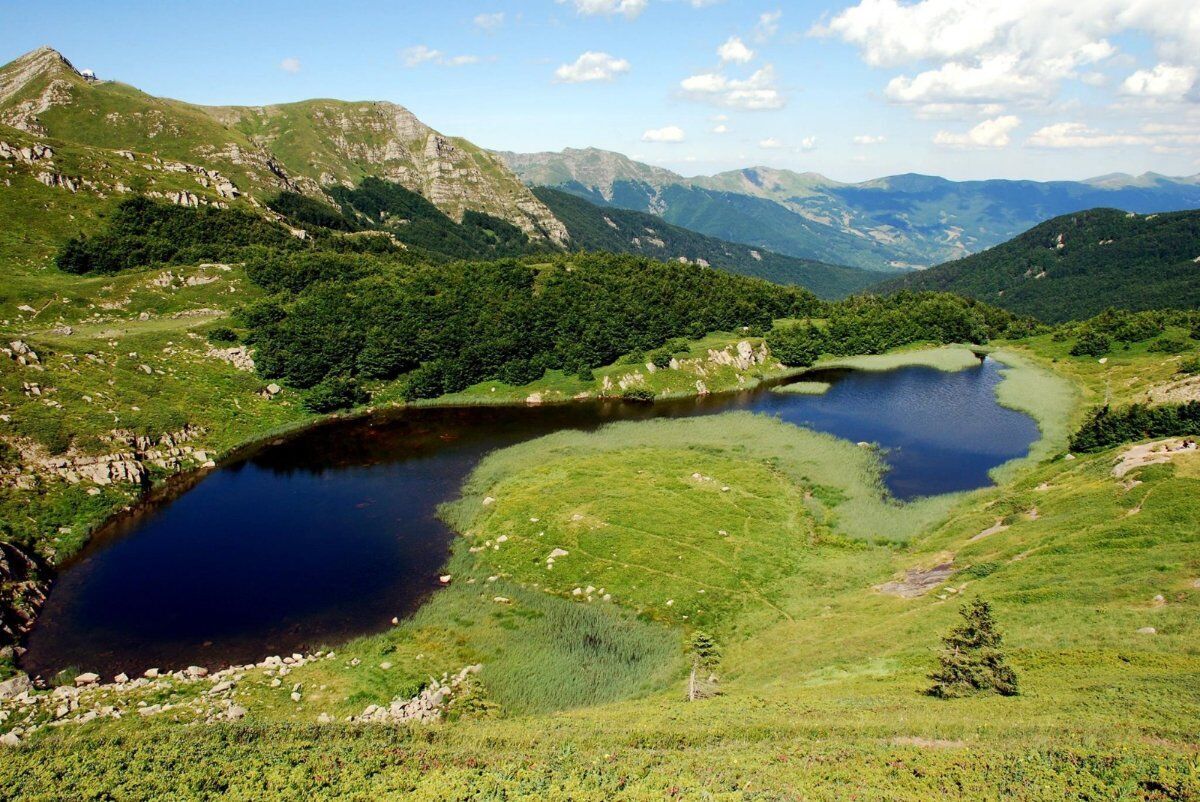 Itinerario tra Natura e Leggende: Dal Lago Nero al Passo di Annibale desktop picture