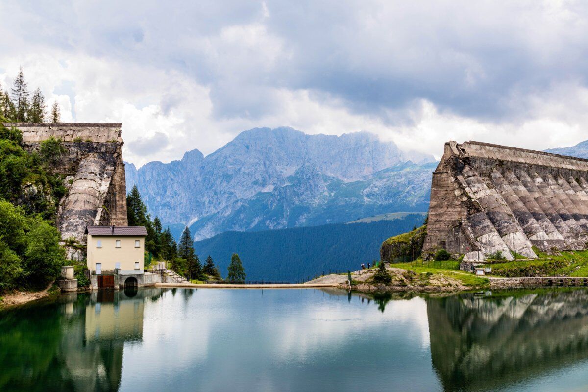 La Diga del Gleno: Cammino tra Storia e Panorami nelle Alpi Orobie desktop picture