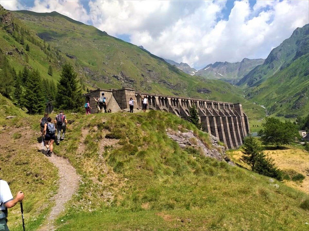 La Diga del Gleno: Cammino tra Storia e Panorami nelle Alpi Orobie desktop picture