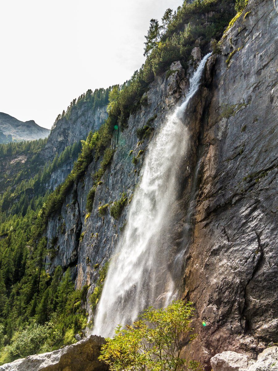 Escursione alle Cascate di Garés: gemme nel cuore delle Dolomiti desktop picture