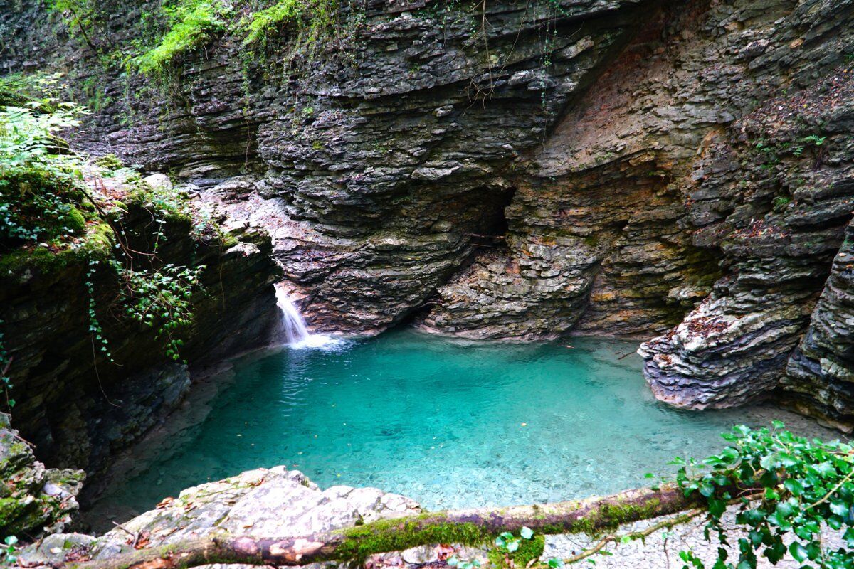 Trekking alla Grotta Azzurra di Mel, un Incantevole Angolo Segreto desktop picture