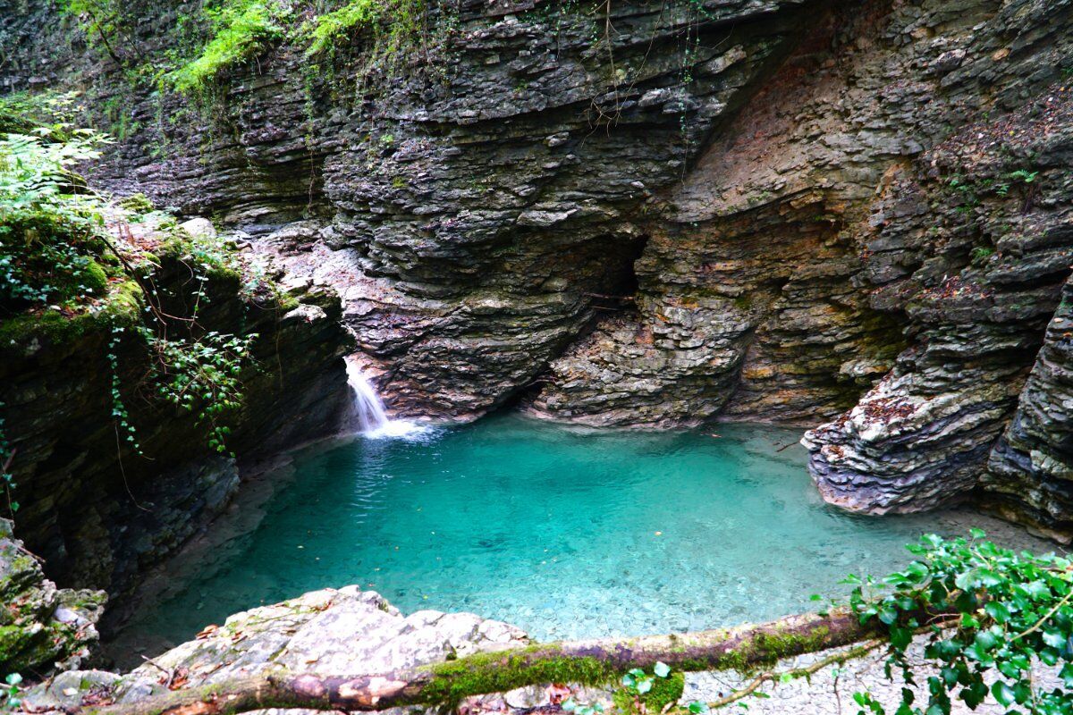 Trekking alla Grotta Azzurra di Mel, un Incantevole Angolo Segreto Trekking alla Grotta Azzurra di Mel, un Incantevole Angolo Segreto desktop picture