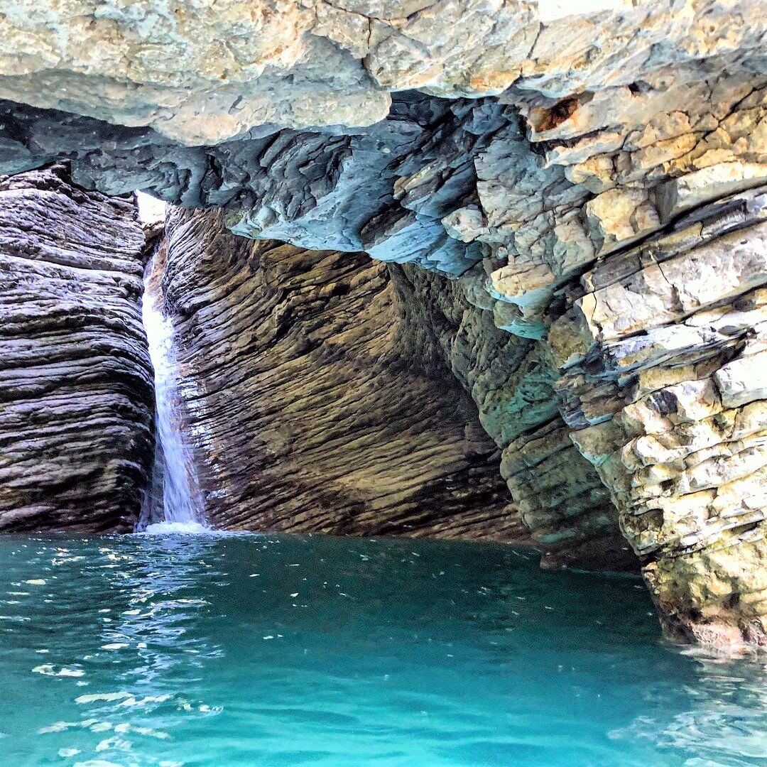 Trekking alla Grotta Azzurra di Mel, un Incantevole Angolo Segreto desktop picture