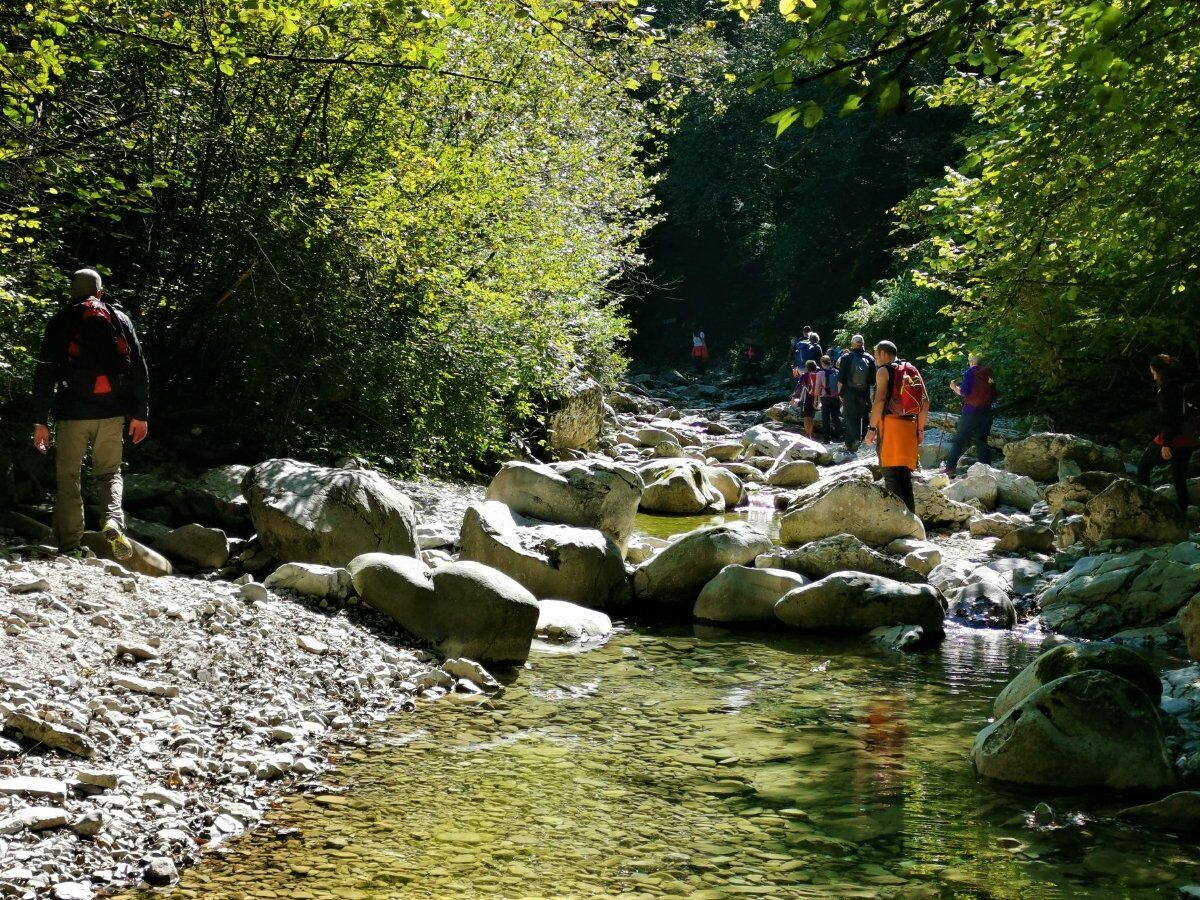 Trekking alla Grotta Azzurra di Mel, un Incantevole Angolo Segreto Trekking alla Grotta Azzurra di Mel, un Incantevole Angolo Segreto desktop picture