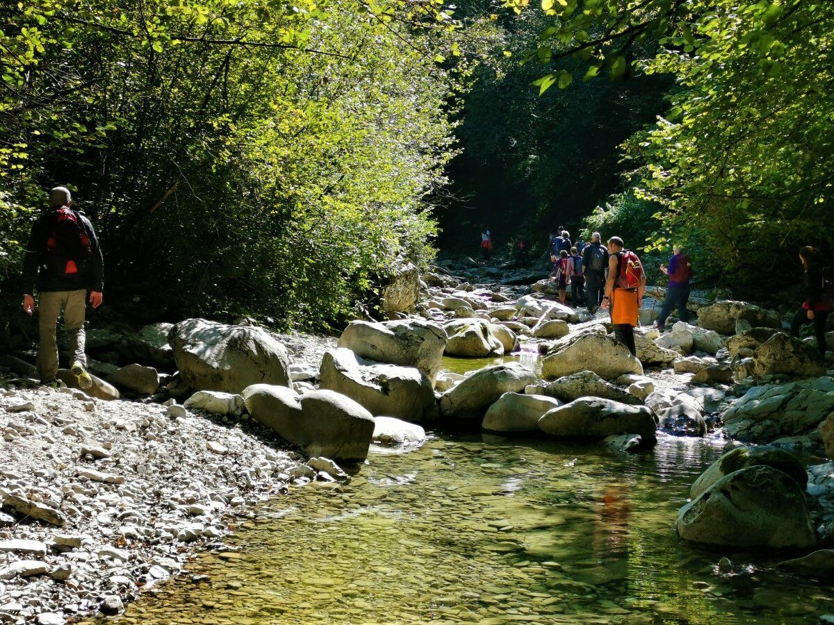 Trekking alla Grotta Azzurra di Mel, un Incantevole Angolo Segreto desktop picture