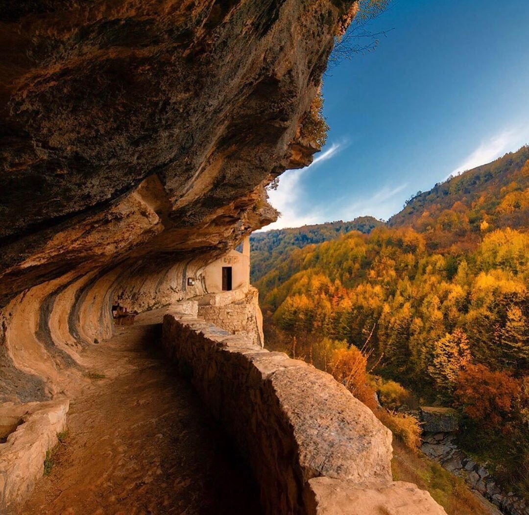 Da Decontra all’Eremo nella Roccia Da Decontra all’Eremo nella Roccia desktop picture