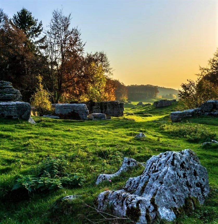 La Valle delle Sfingi, Labirinti di Pietra e Antiche Contrade nel Parco della Lessinia desktop picture