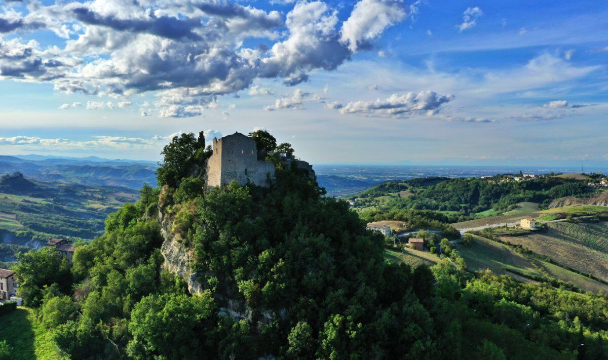 Un Percorso nella Storia: Dal Castello di Canossa al Borgo di Votigno desktop picture