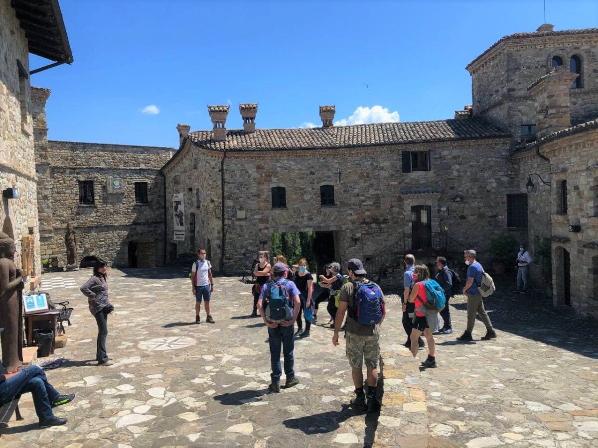 Un Percorso nella Storia: Dal Castello di Canossa al Borgo di Votigno desktop picture