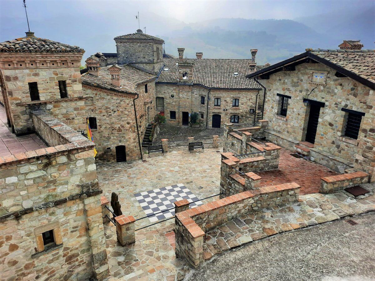 Un Percorso nella Storia: Dal Castello di Canossa al Borgo di Votigno desktop picture