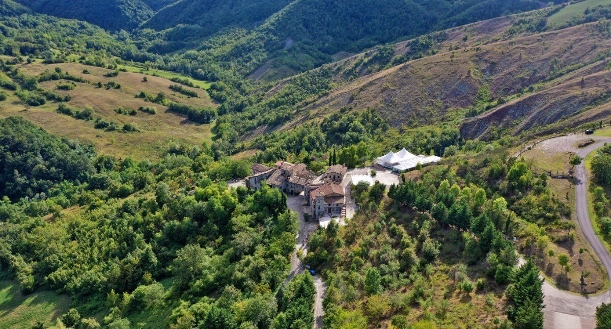 Un Percorso nella Storia: Dal Castello di Canossa al Borgo di Votigno desktop picture