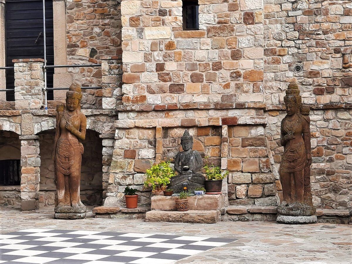 Un Percorso nella Storia: Dal Castello di Canossa al Borgo di Votigno desktop picture