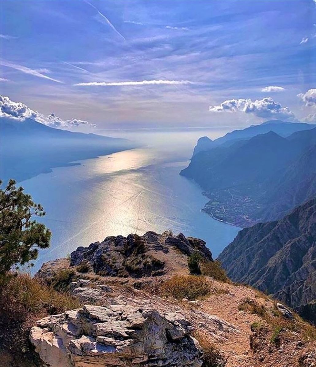 Punta Larici, lo Sperone di Roccia a Picco sul Garda Punta Larici, lo Sperone di Roccia a Picco sul Garda desktop picture