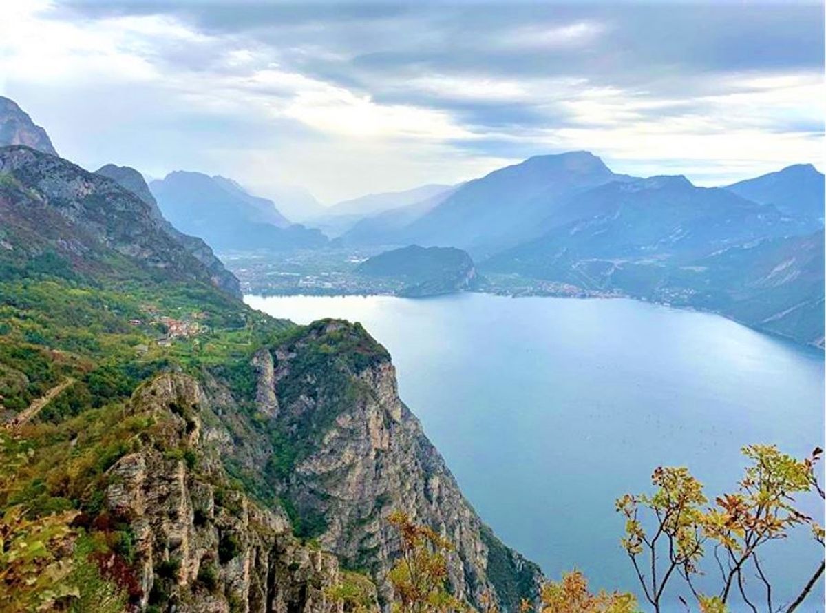 Punta Larici, lo Sperone di Roccia a Picco sul Garda Punta Larici, lo Sperone di Roccia a Picco sul Garda desktop picture