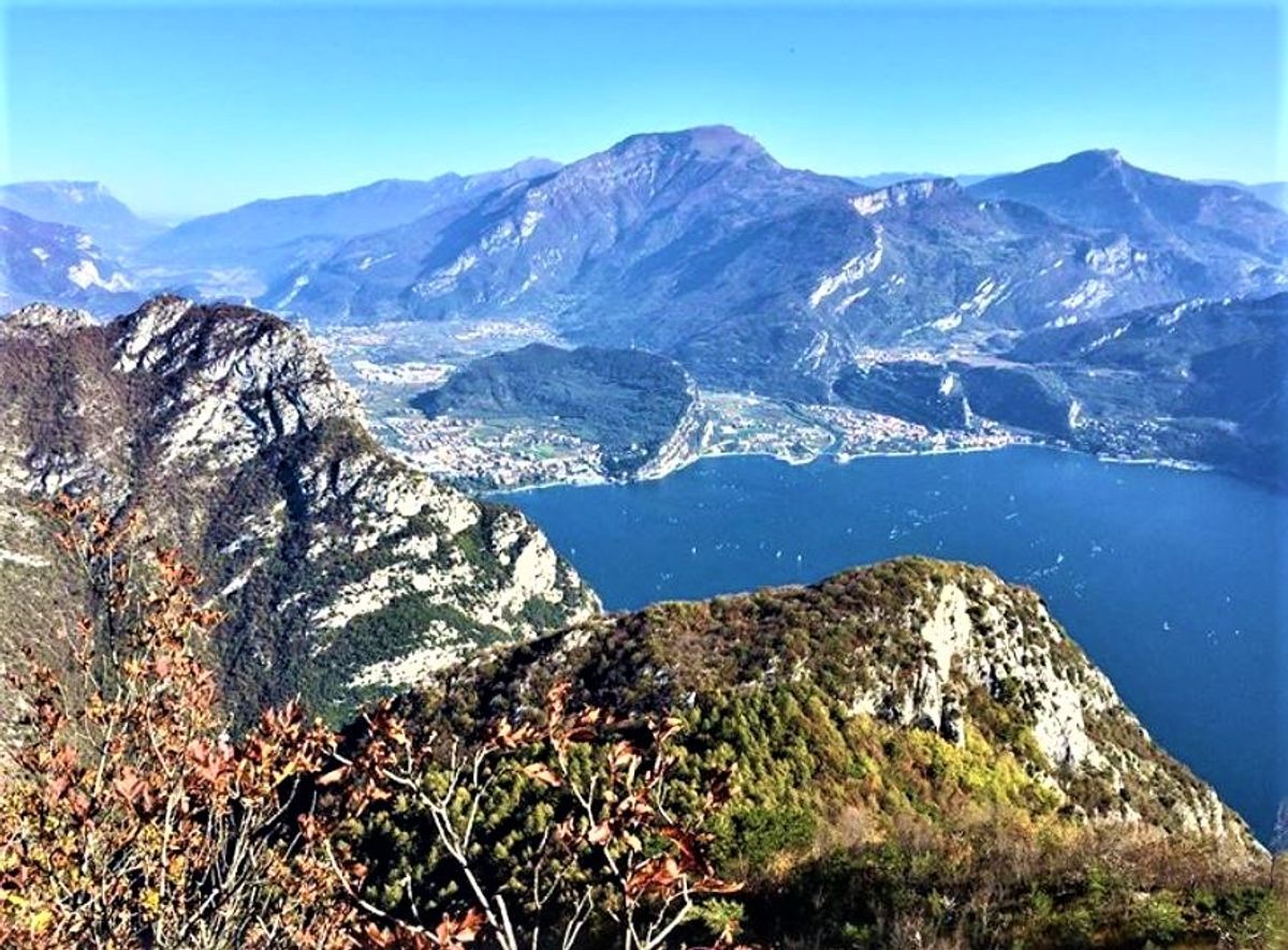 Punta Larici, lo Sperone di Roccia a Picco sul Garda Punta Larici, lo Sperone di Roccia a Picco sul Garda desktop picture