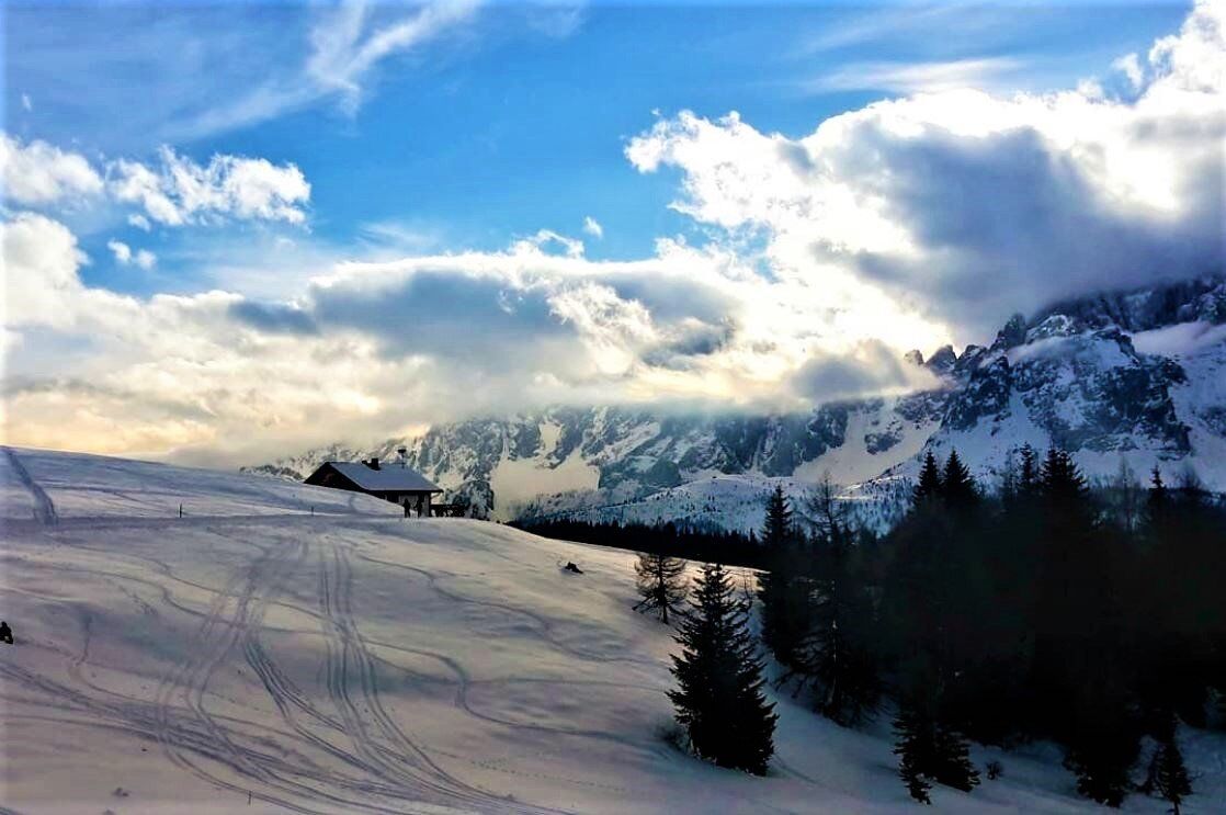 Tra la Val Pusteria e la Val Comelico: le innevate Malghe di Confine Tra la Val Pusteria e la Val Comelico: le innevate Malghe di Confine desktop picture