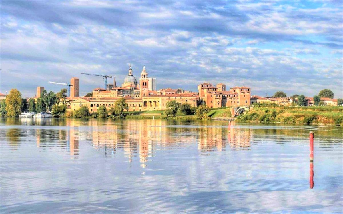 Mantova: una Reggia Rinascimentale Riflessa sul Lago desktop picture