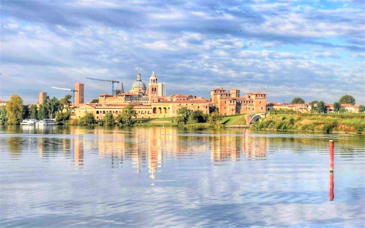 Mantova: una Reggia Rinascimentale Riflessa sul Lago Mantova: una Reggia Rinascimentale Riflessa sul Lago desktop picture