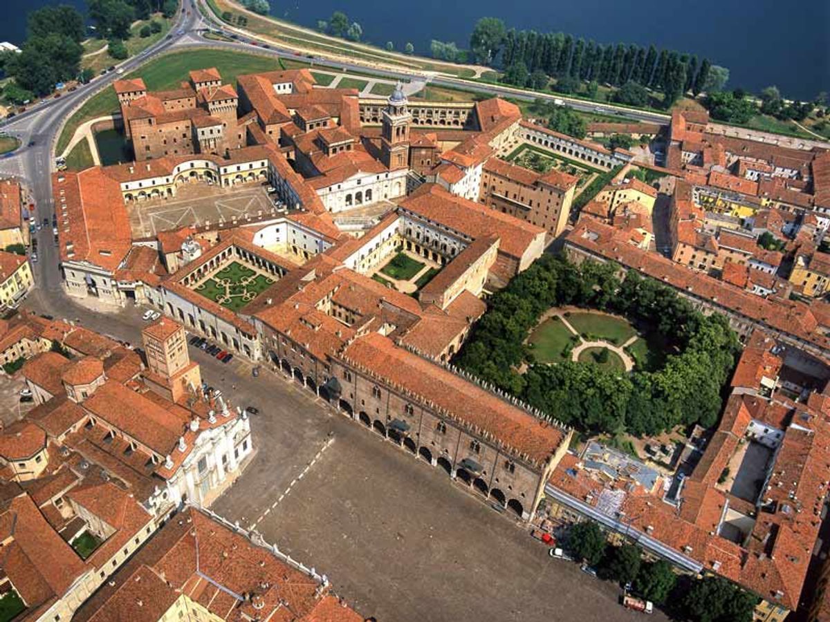 Mantova: una Reggia Rinascimentale Riflessa sul Lago desktop picture