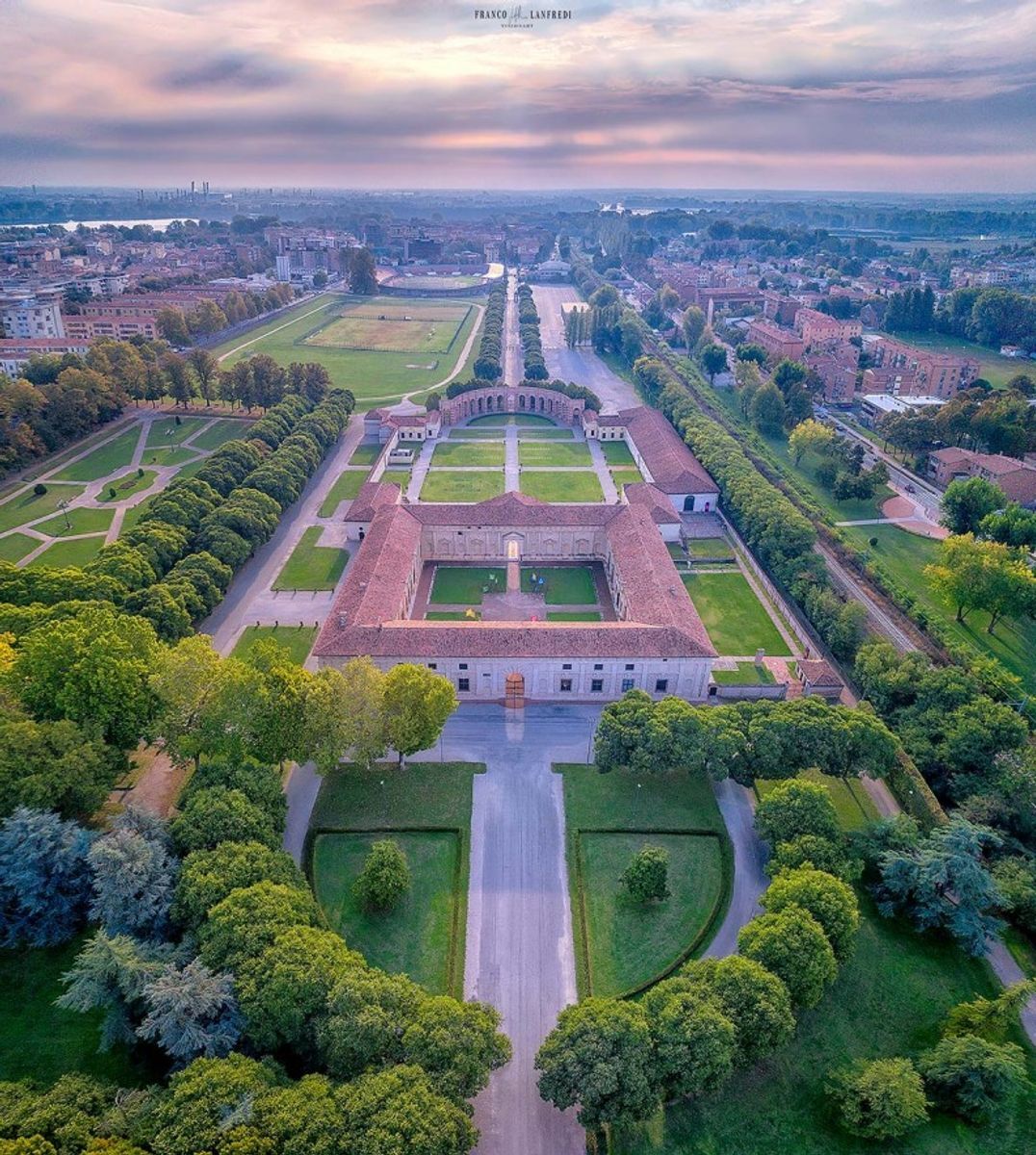 Mantova: una Reggia Rinascimentale Riflessa sul Lago desktop picture