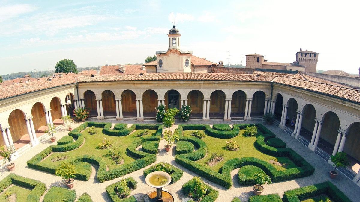 Mantova: una Reggia Rinascimentale Riflessa sul Lago desktop picture