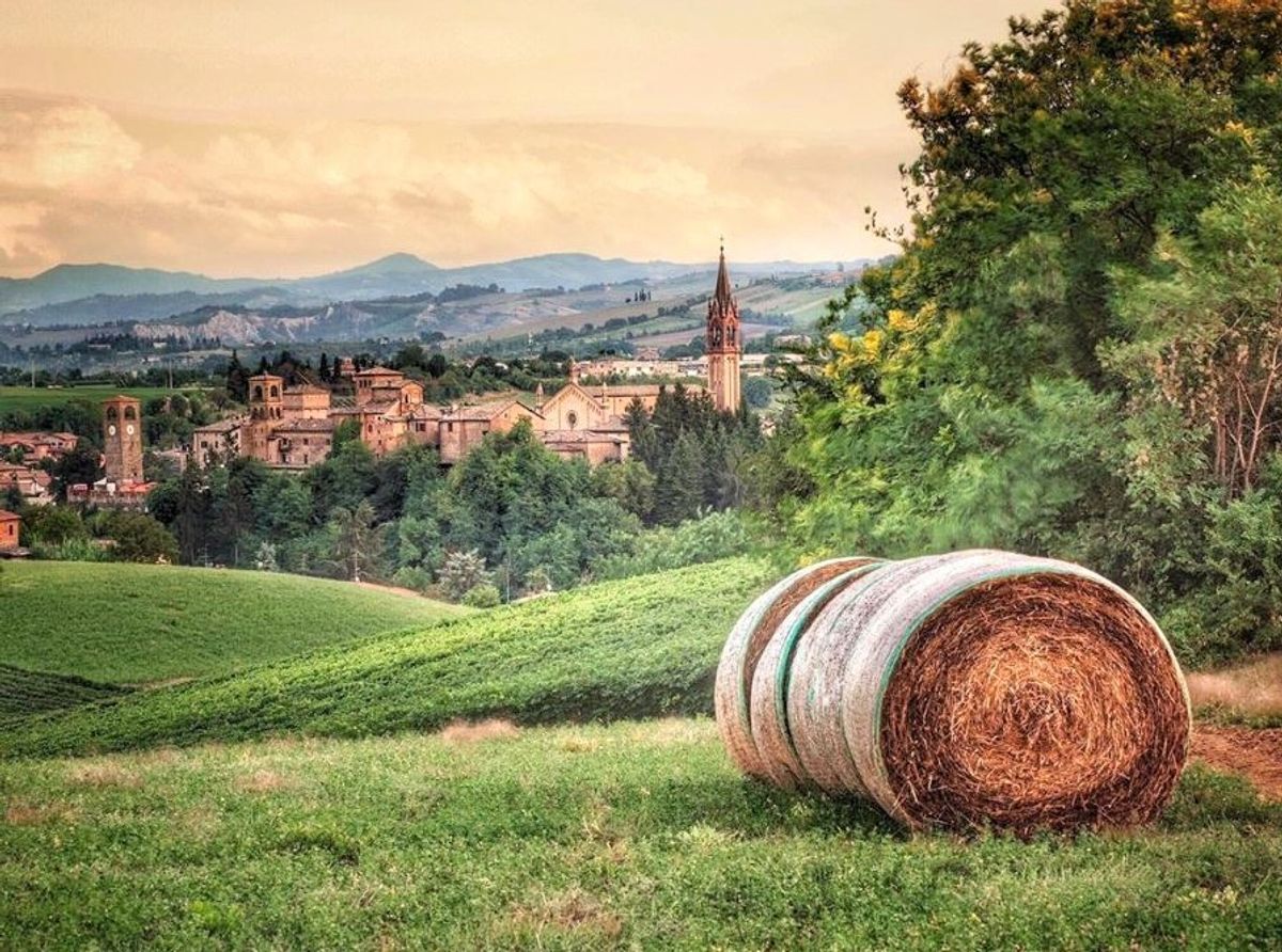 Passeggiata Serale a Castelvetro, il Borgo tra i Colli del Grasparossa Passeggiata Serale a Castelvetro, il Borgo tra i Colli del Grasparossa desktop picture