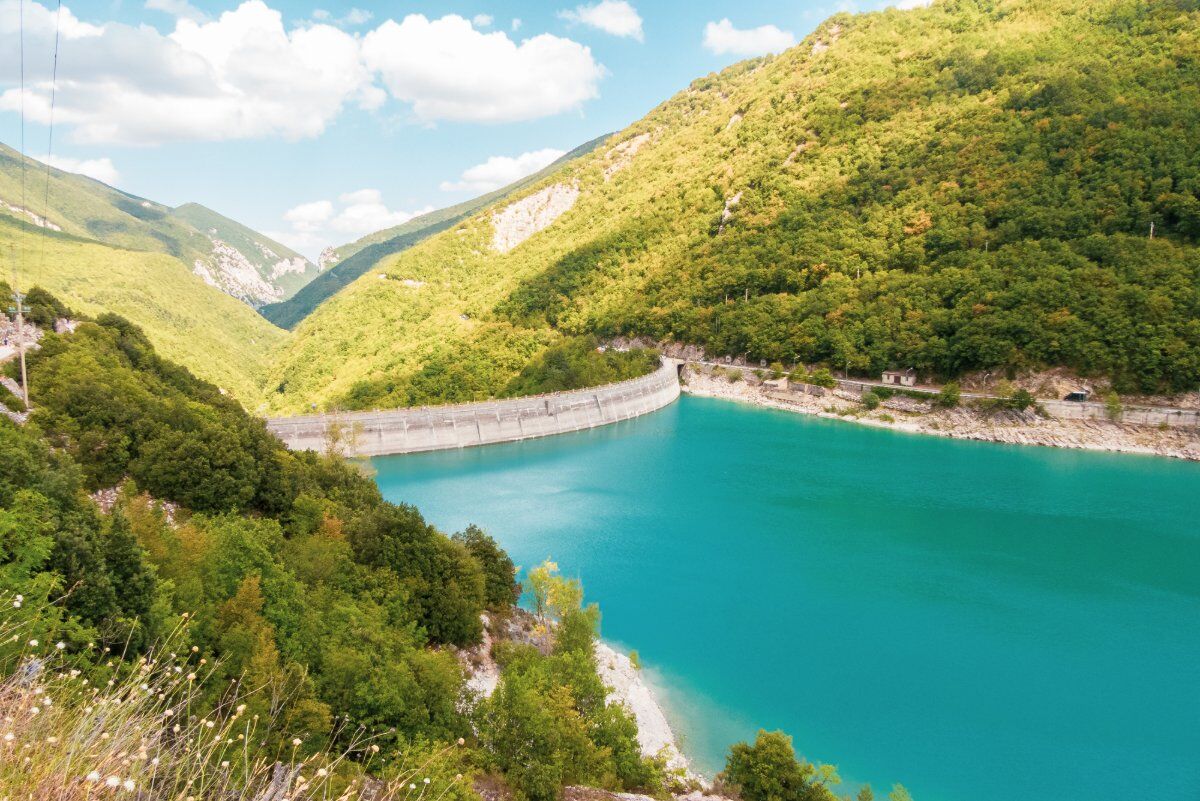Escursione tra le Lame Rosse: Il Canyon delle Marche Escursione tra le Lame Rosse: Il Canyon delle Marche desktop picture