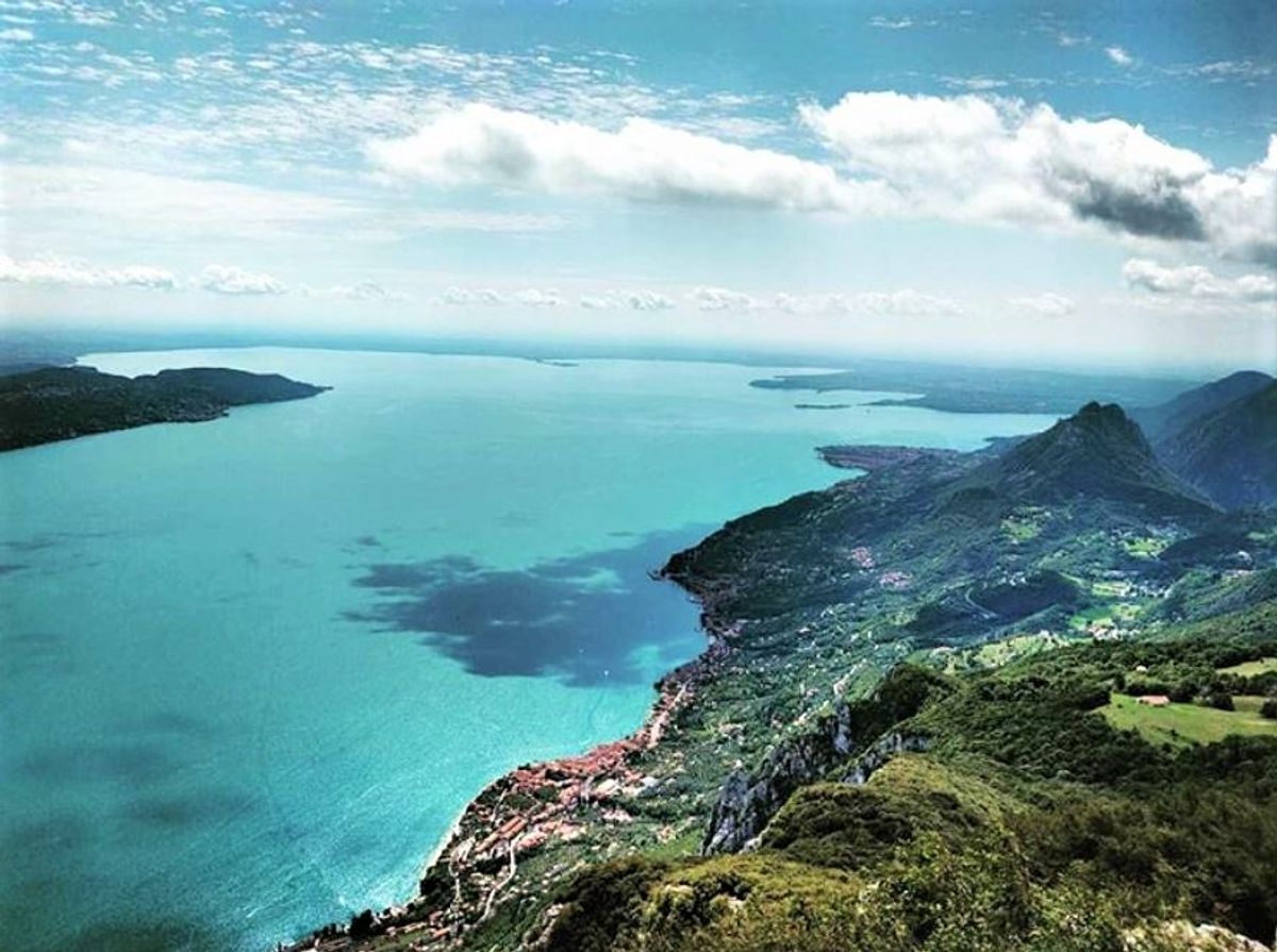Il Garda dalla Cima del Monte Comèr e l’Eremo di S. Valentino Il Garda dalla Cima del Monte Comèr e l’Eremo di S. Valentino desktop picture