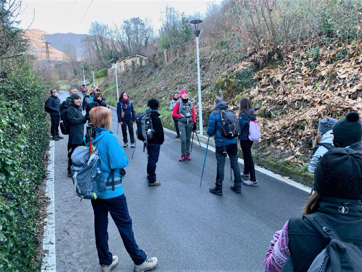 Lungo l'Antica Via Valeriana: Escursione con Vista sul Lago d’Iseo desktop picture