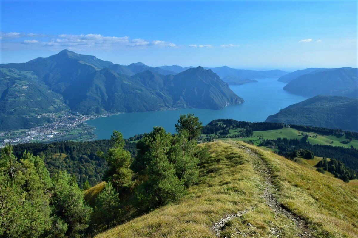 Lungo l'Antica Via Valeriana: Escursione con Vista sul Lago d’Iseo desktop picture