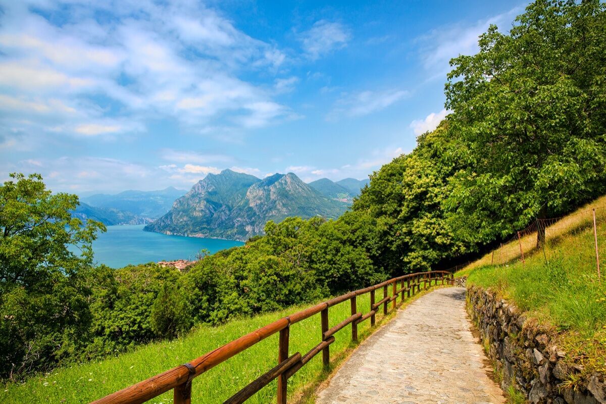 Lungo l'Antica Via Valeriana: Escursione con Vista sul Lago d’Iseo desktop picture