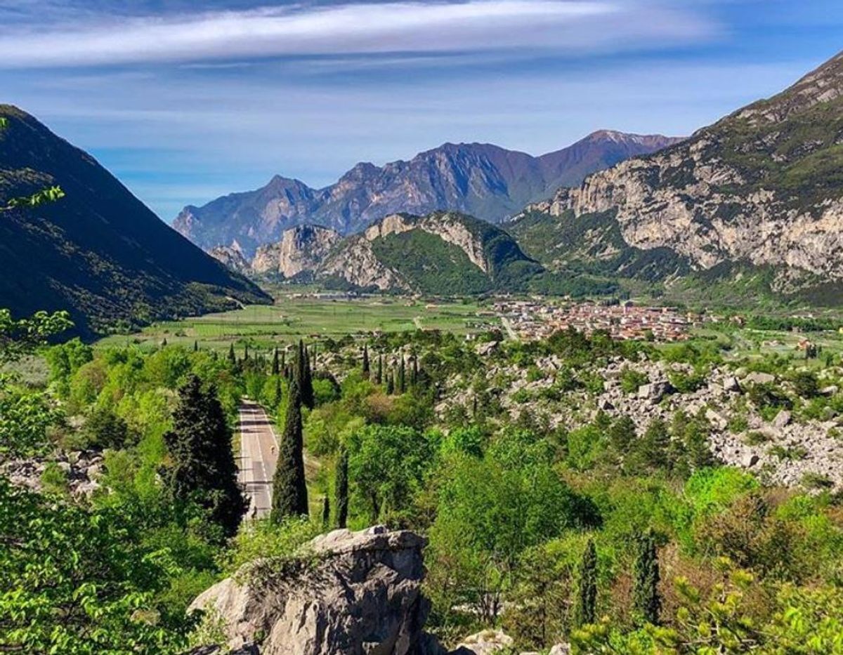 Il Lago di Cavedine e il Paesaggio Lunare di Marocche di Dro desktop picture