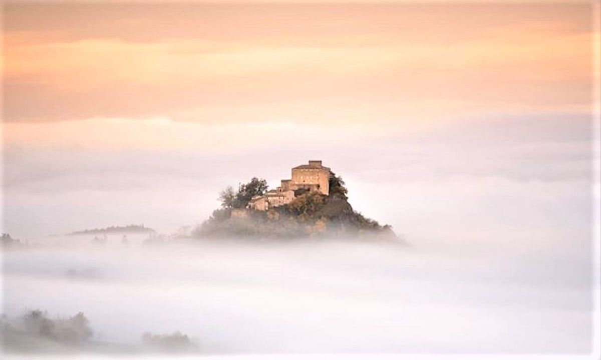 Il Castello di Rossena nelle Terre di Matilde di Canossa desktop picture