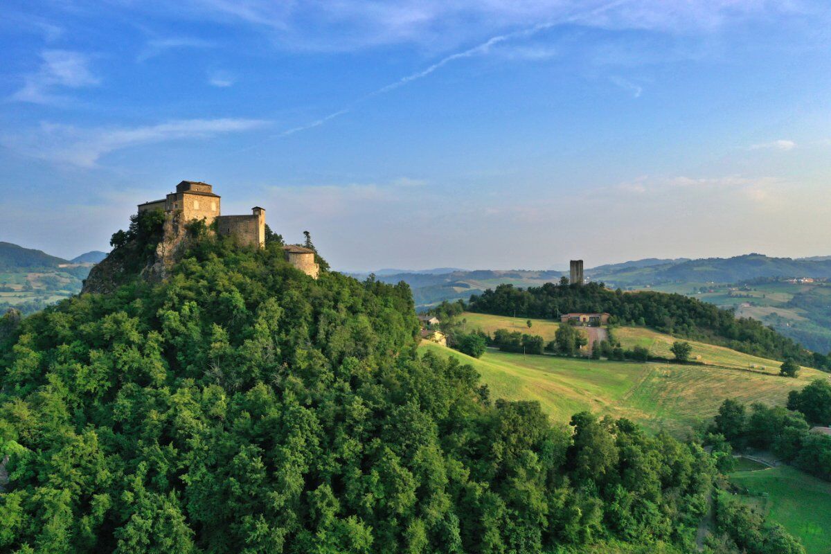 Il Castello di Rossena nelle Terre di Matilde di Canossa desktop picture