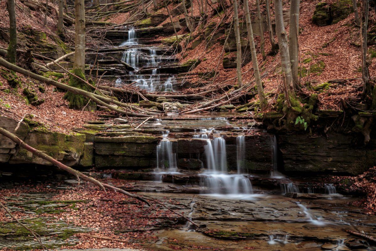 Attraverso le Cascate dell’Abbraccio: Un Percorso tra i Salti d’Acqua desktop picture