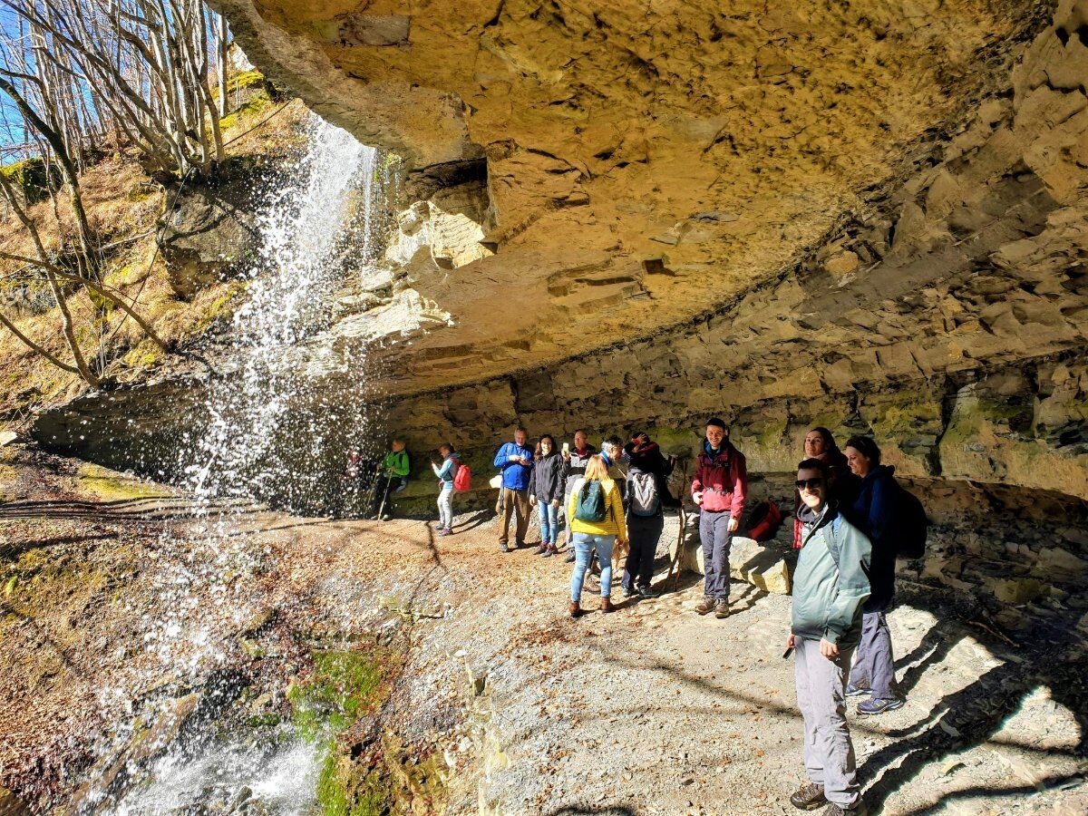 Attraverso le Cascate dell’Abbraccio: Un Percorso tra i Salti d’Acqua desktop picture