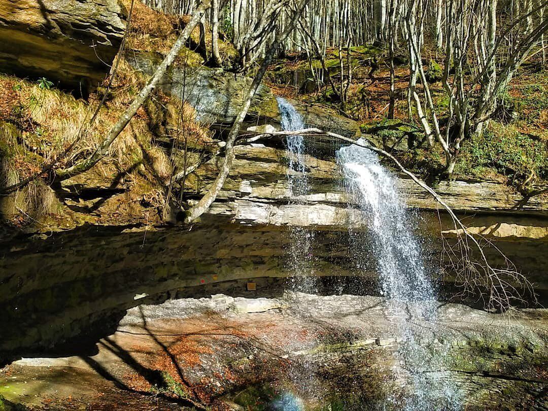 Attraverso le Cascate dell’Abbraccio: Un Percorso tra i Salti d’Acqua desktop picture