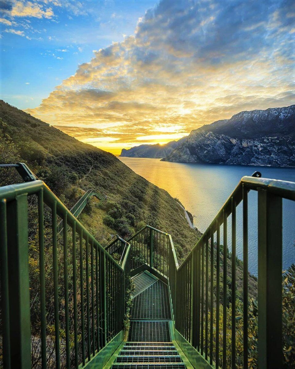 La Scalinata panoramica Busatte-Tempesta: una Passeggiata al tramonto La Scalinata panoramica Busatte-Tempesta: una Passeggiata al tramonto desktop picture