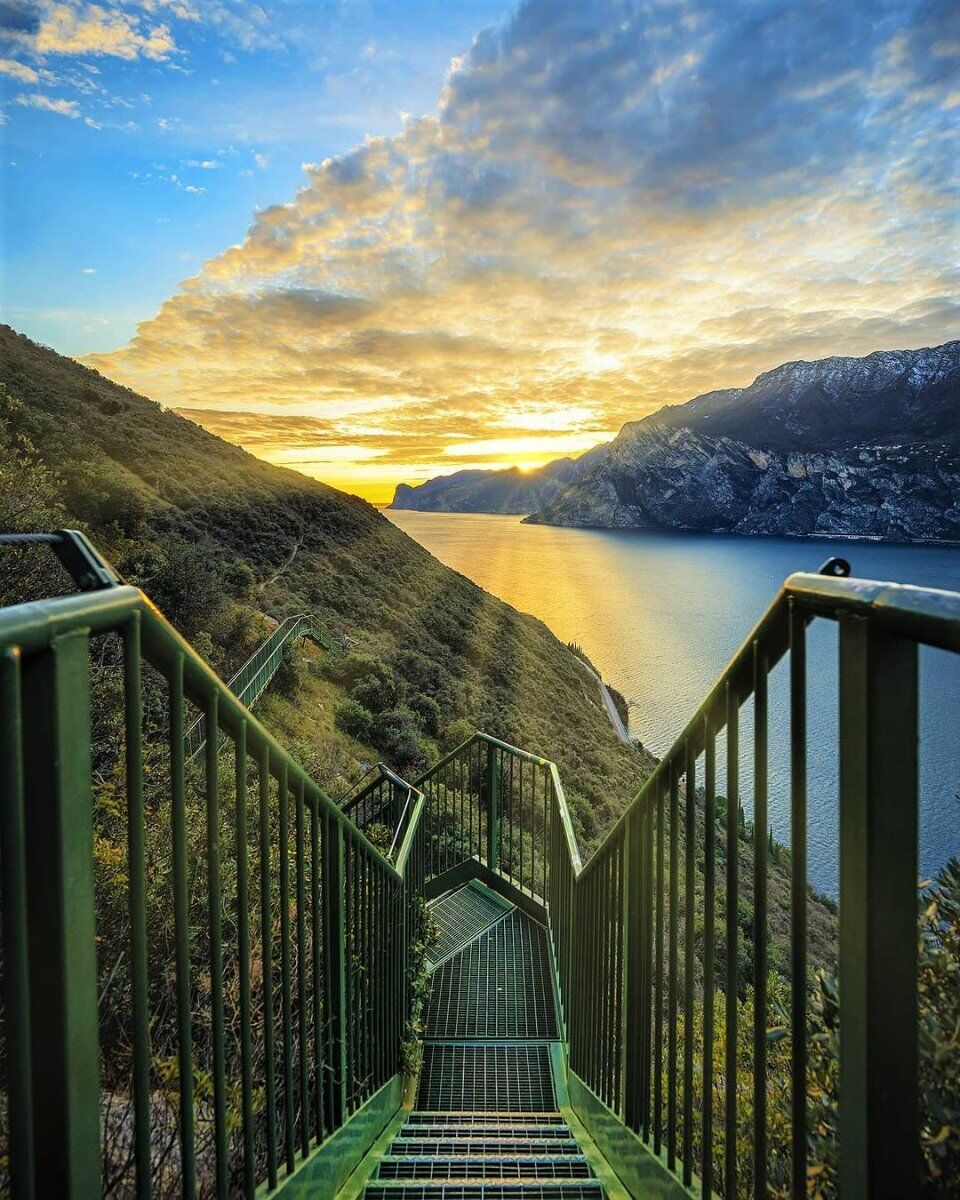 La Scalinata panoramica Busatte-Tempesta: una Passeggiata al tramonto desktop picture